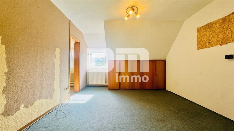 Solides Mehrfamilienhaus mit 4 Wohneinheiten auf großzügigem Grundstück + 2 Nebengebäude - WE4 DG rechts Wohnzimmer / Aktuell Leerstand